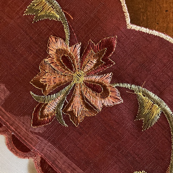 NWOT Square Shape Embroidered Table Topper with Matching Tissue Box Cover - Picture 5 of 9